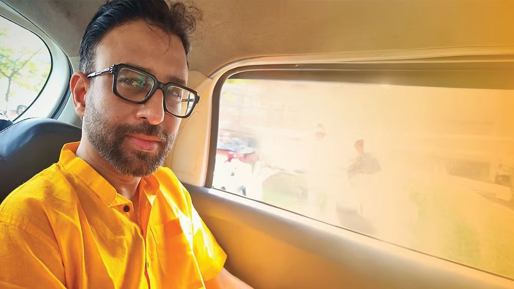 খোঁজ মেলেনি পরিচালক উৎসব মুখার্জীর