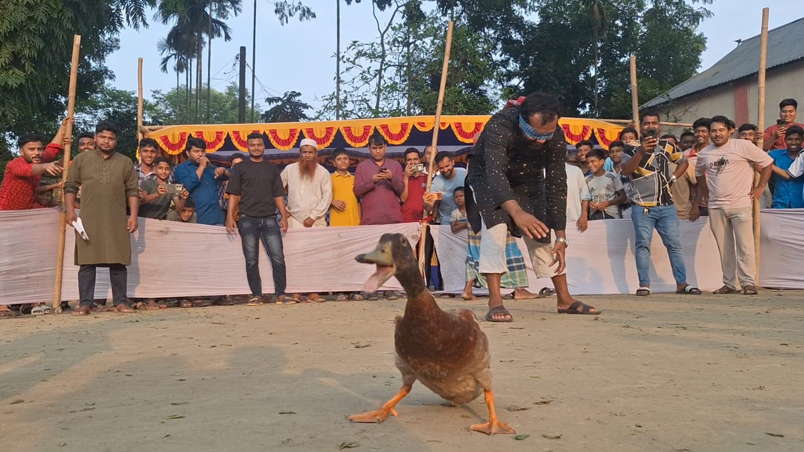হাঁস ধরা-হাঁড়ি ভাঙা: ঈদের আনন্দে লোকজ খেলায় মেতেছে কিশোরগঞ্জ