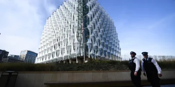 লন্ডনে মার্কিন দূতাবাসের বাইরে পুলিশের টহল