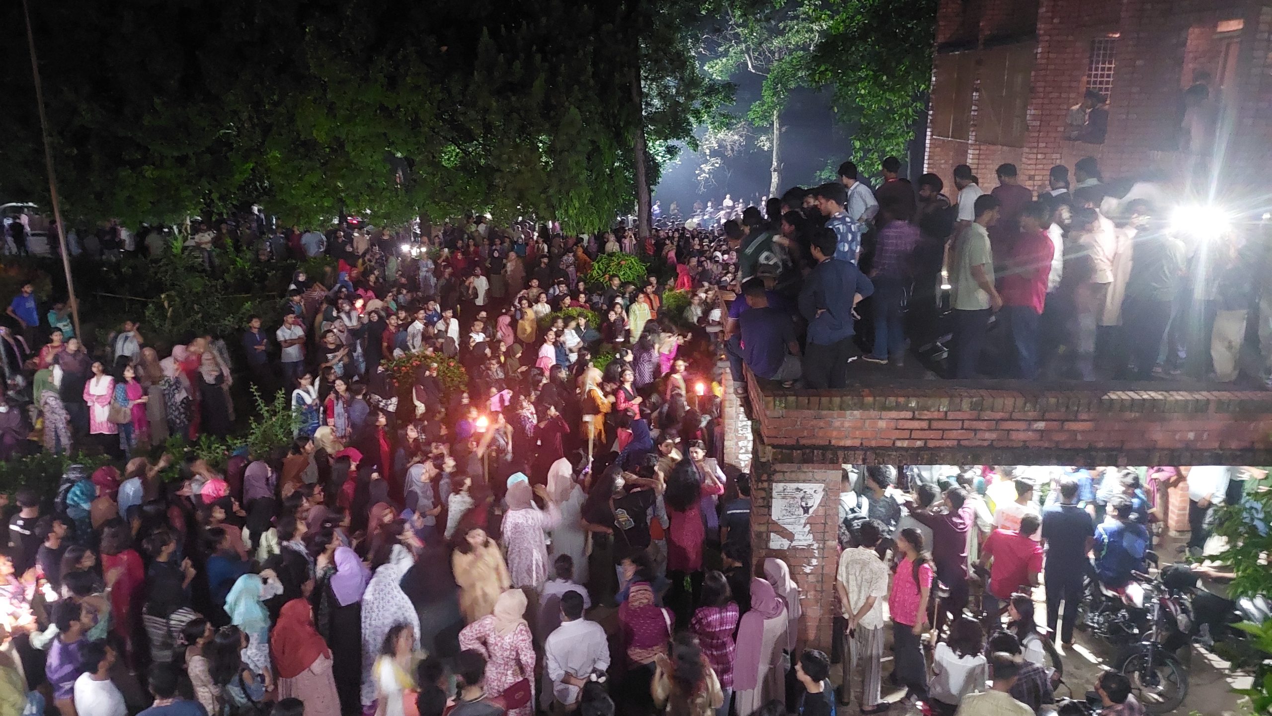জাবিতে ধর্ষণ চেষ্টার অভিযোগে উত্তাল ক্যাম্পাস, ২৪ ঘণ্টার আল্টিমেটাম