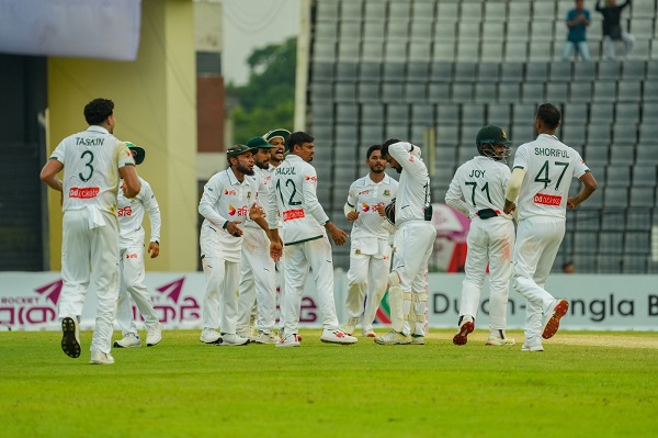 তাইজুলের ৬ উইকেট, বাঘের ডেরায় হোয়াইটওয়াশ পাকিস্তান