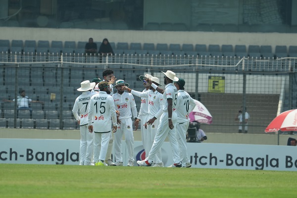 চার ব্যাটারকে ফিরিয়ে তৃতীয় দিনের প্রথম সেশন বাংলাদেশের