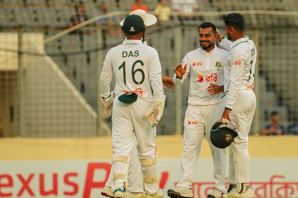 দাপুটে বোলিংয়ে মিরপুর টেস্টের তৃতীয় দিন বাংলাদেশের