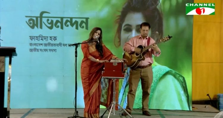 সঙ্গীত পরিবেশন করছেন অণিমা রায়