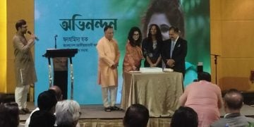 তথ্যমন্ত্রীর সঙ্গে পরিবার নিয়ে কেক কাটলেন ফাহমিদা হক