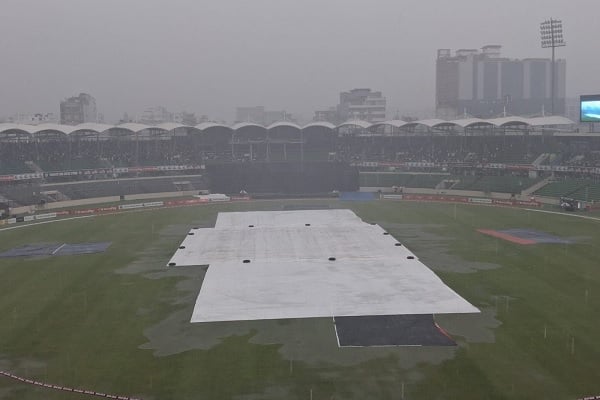 বৃষ্টিতে বন্ধ খেলা, ভারী বর্ষণে ভেসে গেল মাঠ
