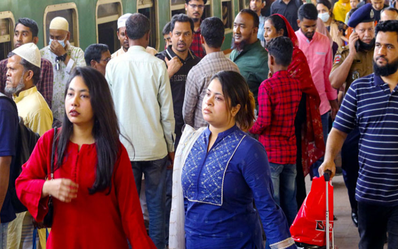 ঈদের দ্বিতীয় দিনেও কমলাপুর রেলস্টেশনে যাত্রীদের ভিড় | চ্যানেল আই অনলাইন ঈদের দ্বিতীয় দিনেও কমলাপুর রেলস্টেশনে যাত্রীদের ভিড় | চ্যানেল আই অনলাইন