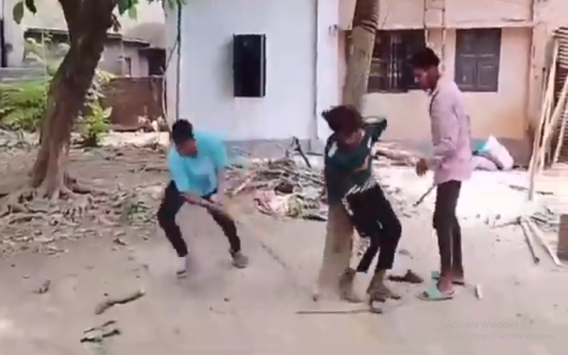 রাজশাহীতে চুরির অভিযোগে যুবককে গাছে বেঁধে নির্যাতন