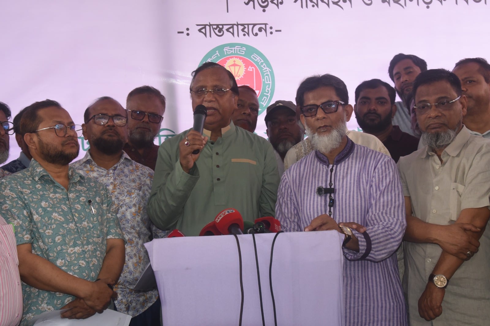 পথচারী ও যান চলাচল নির্বিঘ্ন রেখেই হকার পুনর্বাসন করা হচ্ছে: ডিএসসিসি প্রশাসক