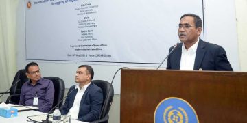 স্বরাষ্ট্র মন্ত্রণালয়ের উদ্যোগে 'জাস্টিস এন্ড কেয়ার'-এর সহযোগিতায় রাজধানীর সিরডাপ মিলনায়তনে বৃহস্পতিবার এক কর্মশালায় কথা বলেন স্বরাষ্ট্র সচিব মনজুর মোর্শেদ চৌধুরী