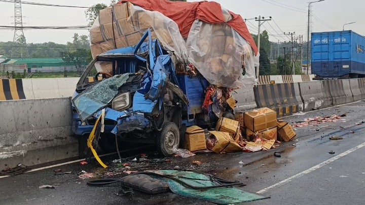 টাঙ্গাইলে ট্রাক-পিকআপ ভ্যান সংঘর্ষে ২ জনের মৃত্যু