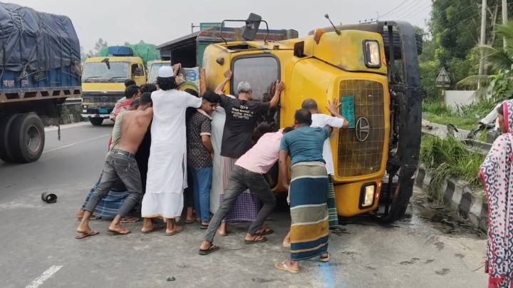 ঢাকা-টাঙ্গাইল মহাসড়কে ট্রাক উল্টে চালক নিহত