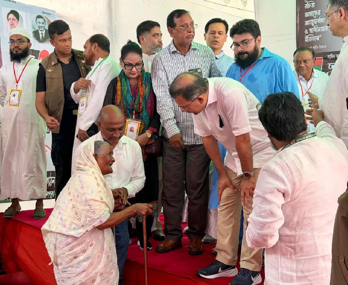 প্রধানমন্ত্রীকে কাছে পেয়ে ‘নূরজাহান বেগম’-এর স্বপ্নপূরণ!