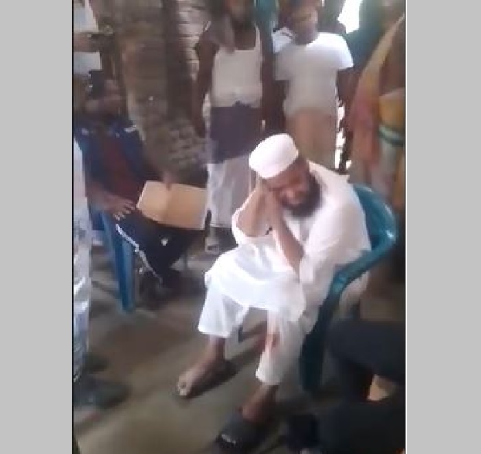 ধর্ষণচেষ্টায় মাদ্রাসার প্রধান শিক্ষককে গণপিটুনির পর পুলিশে দিল জনগণ