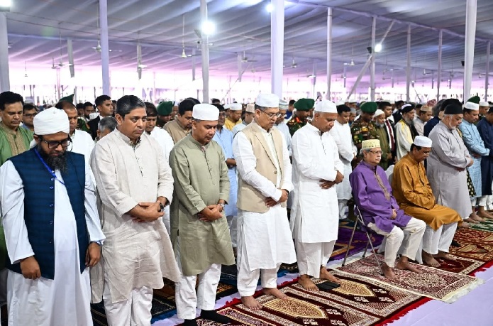 ঈদুল আজহার নামাজ আদায় করলেন স্বরাষ্ট্রমন্ত্রী