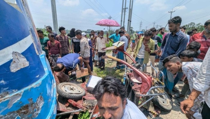 বাসচাপায় অটোরিকশার ৩ নারী নিহত
