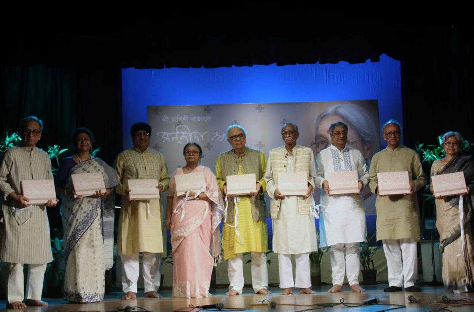 গান-আবৃত্তিতে সন্‌জীদা স্মরণ, বইয়ে অমর এক জীবন