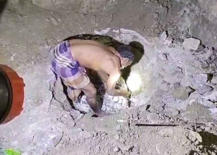 রান্নাঘরের মেঝে খুঁড়ে যুবকের লাশ উদ্ধার