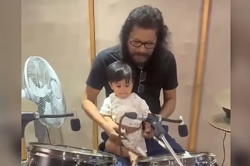 সন্তানকে ড্রামস শেখাচ্ছেন জেমস