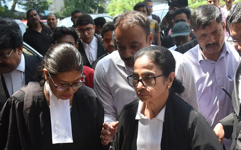 কলকাতা হাইকোর্টে মমতা ব্যানার্জী: ‘চোর চোর’ স্লোগান