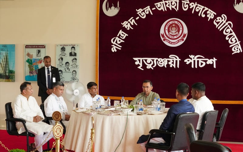সেনাসদস্যদের সঙ্গে ঈদুল আজহার শুভেচ্ছা বিনিময় করেছেন প্রধানমন্ত্রী