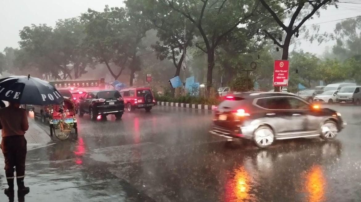 রাজধানীতে বৃষ্টি, চার বিভাগে ‘ভারি বর্ষণের’ পূর্বাভাস