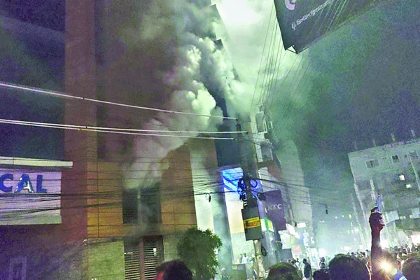 খুলনা সিটি মেডিকেল কলেজ হাসপাতাল অগ্নিকাণ্ডে একজনের মৃত্যু, 