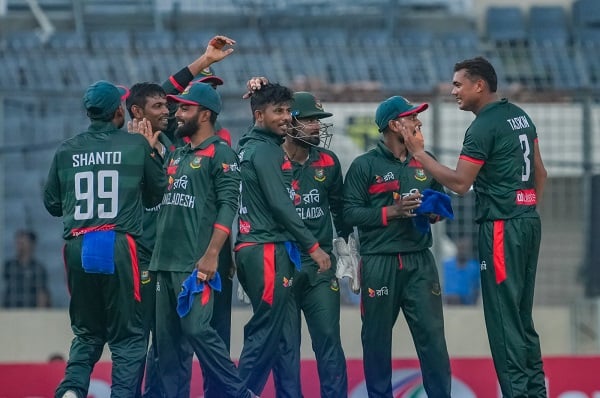 মোসাদ্দেকের মহাকাব্যিক প্রত্যাবর্তন, অস্ট্রেলিয়া বিপক্ষে ঐতি