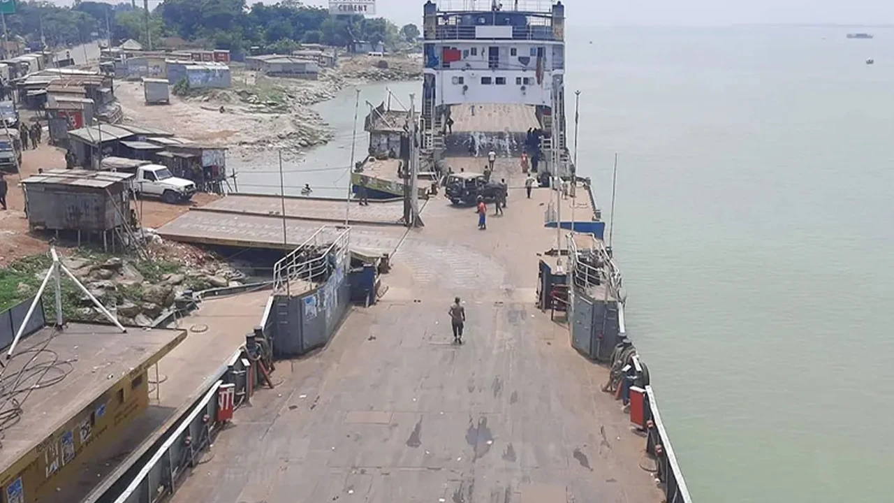 দৌলতদিয়া ফেরিঘাটে আবারও পদ্মায় পড়ল যাত্রীবাহী বাস