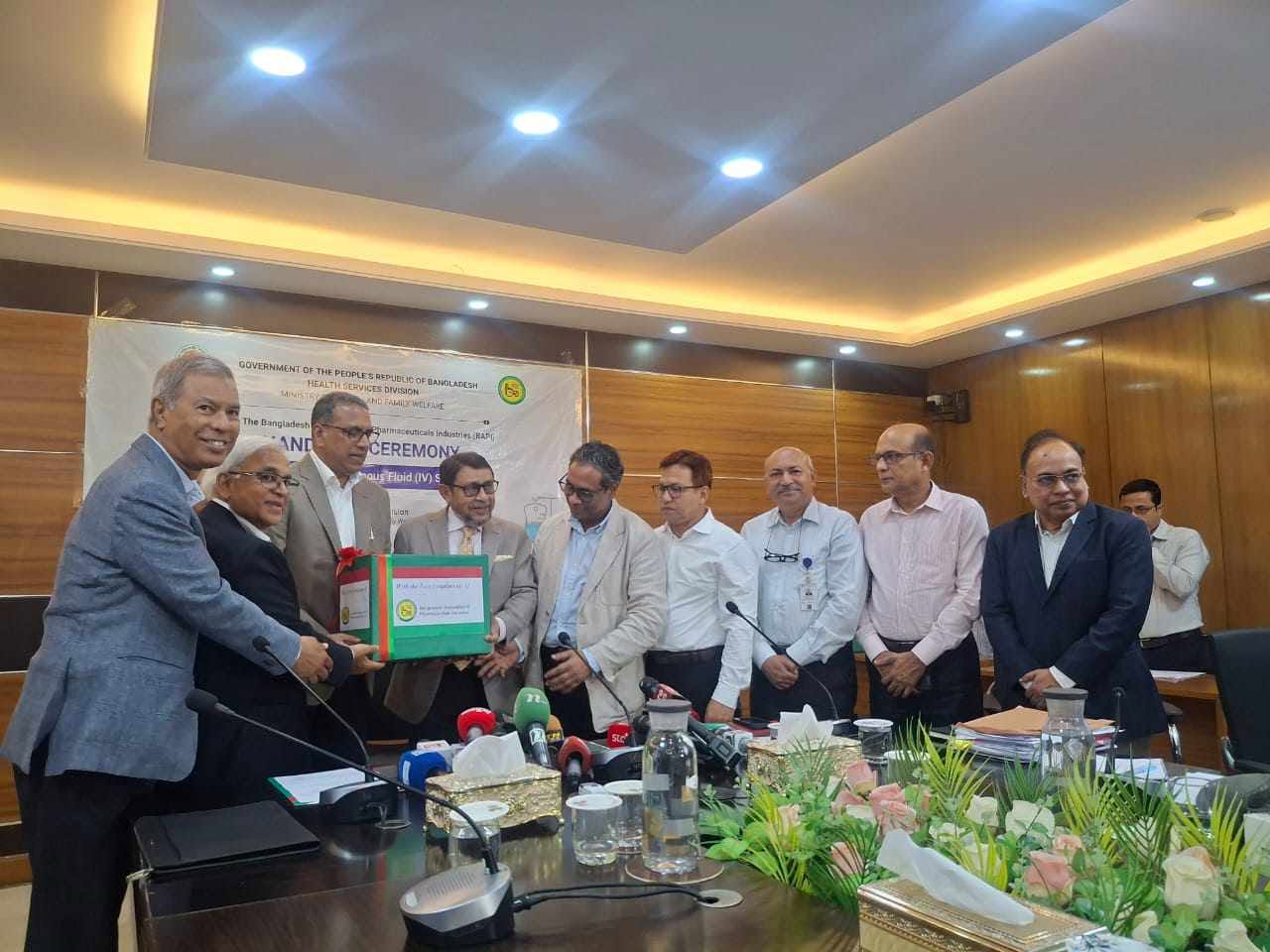ডেঙ্গু চিকিৎসায় মন্ত্রণালয়কে এক লাখ আইভি স্যালাইন দিল ওষুধ শ