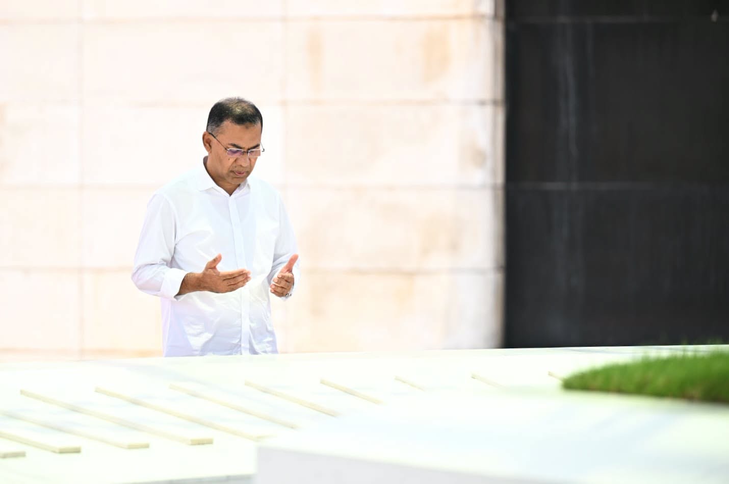 দেশে ফিরেই বাবা-মায়ের কবর জিয়ারত প্রধানমন্ত্রীর