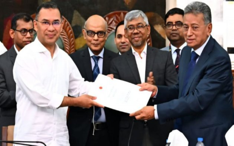 জাতীয় বাজেট অনুমোদন করে অর্থমন্ত্রীর হাতে তুলে দিয়েছেন প্রধানমন্ত্রী