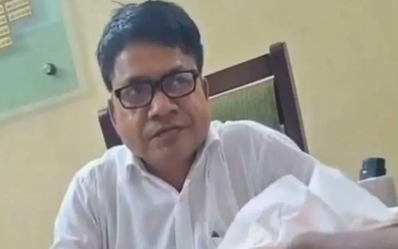 ক্যালকুলেটরে হিসাব করে সরকারি কর্মকর্তার ‘কমিশন’ দাবি, ভিডিও ভাইরাল