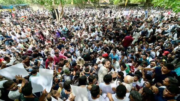 যন্তর মন্তরে চলছে ককরোচ জনতা পার্টির বিক্ষোভ