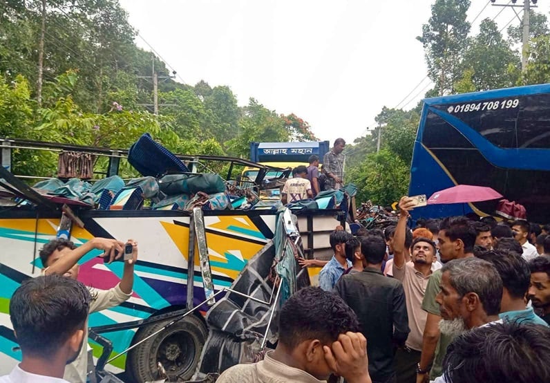 চকরিয়ায় দুই বাসের মুখোমুখি সংঘর্ষে নিহত ২