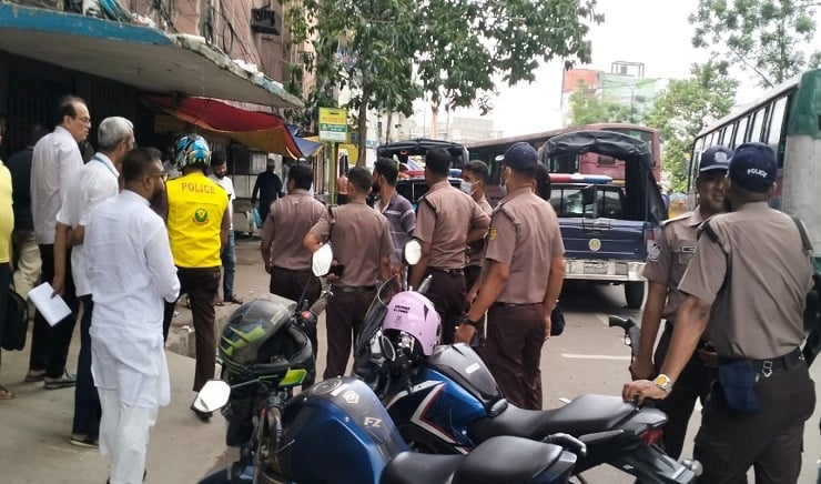 ব্যাংকের সামনে গুলি, ছিনতাই ১৭ লাখ টাকা