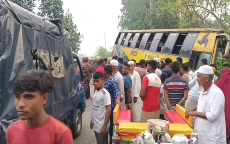 সিরাজগঞ্জে বাসচাপায় এক নারীসহ তিন ভ্যানযাত্রী নিহত