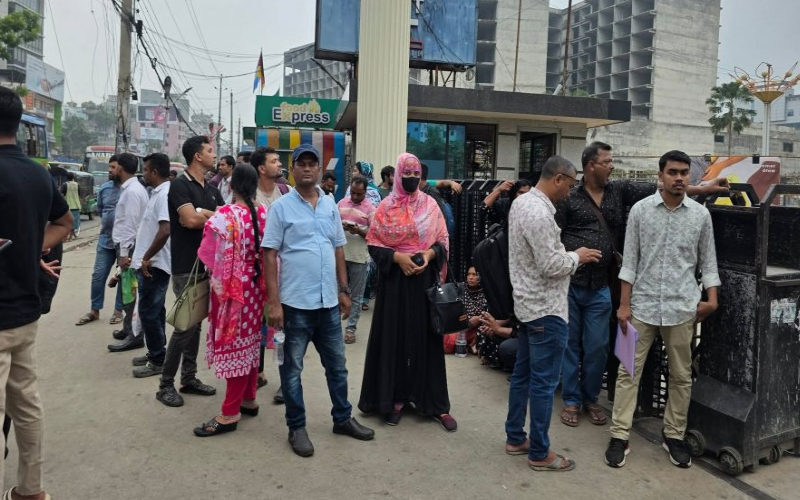 ভারতীয় ভিসা আবেদন জমার প্রথম দিনেই দীর্ঘ লাইন
