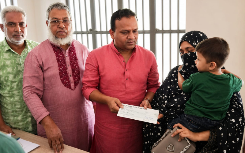 সদরঘাটে লঞ্চ দুর্ঘটনায় নিহতদের পরিবারকে আর্থিক সহায়তা প্রদান | চ্যানেল আই অনলাইন সদরঘাটে লঞ্চ দুর্ঘটনায় নিহতদের পরিবারকে আর্থিক সহায়তা প্রদান | চ্যানেল আই অনলাইন