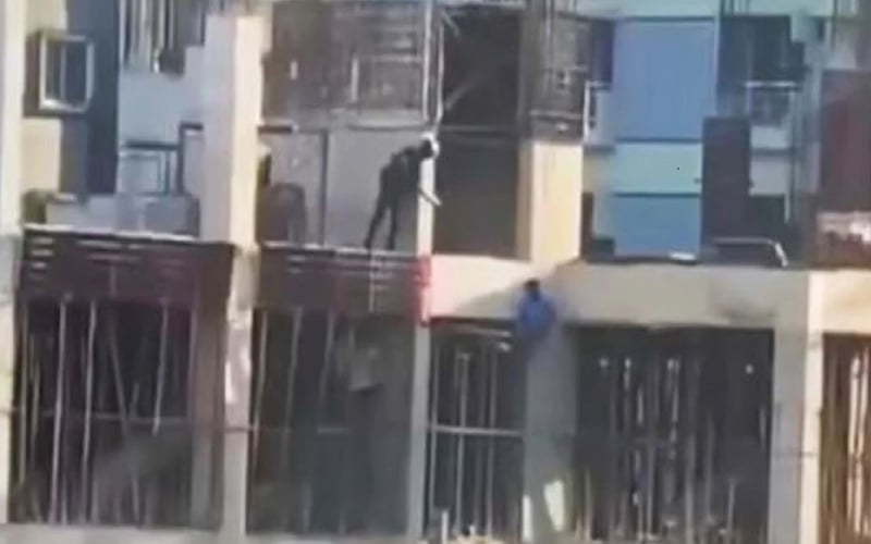 কার্নিশে ঝুলে থাকা তরুণকে গুলি ও দুজনকে হত্যা মামলার রায় আজ