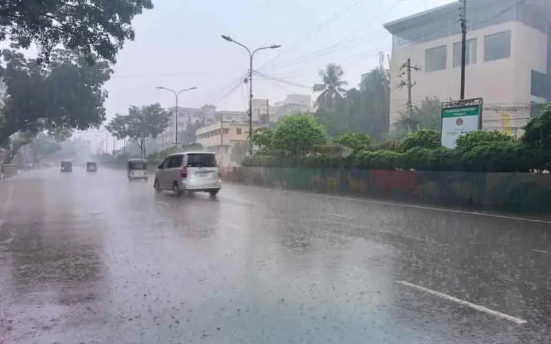 ঢাকায় বৃষ্টির সম্ভাবনা থাকলেও গরমে নেই স্বস্তি