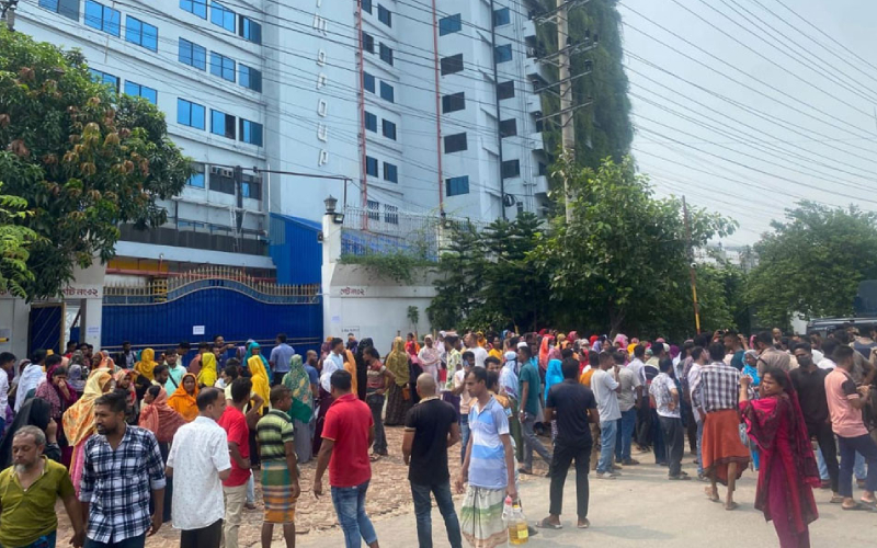 সাভারে একদিনে ১৮৬৮ শ্রমিকের ছাঁটাই, কারখানার সামনে বিক্ষোভ
