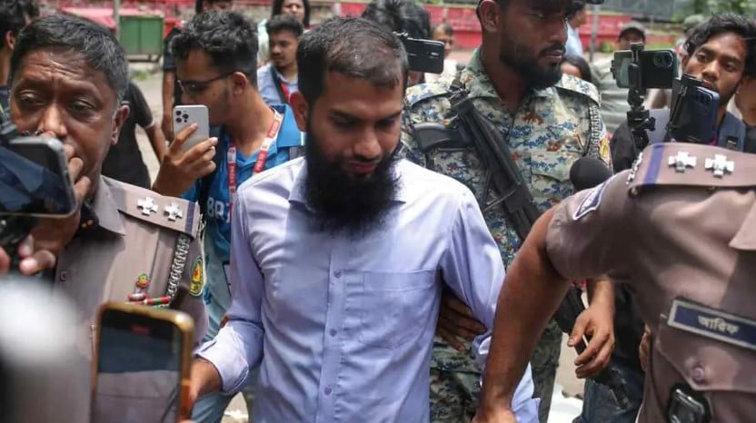 ধানমন্ডি ৩২ এলাকায় ‘জুলাই যোদ্ধা’ পরিচয়, পরে আটক