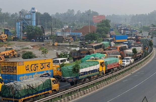 ঢাকা-টাঙ্গাইল মহাসড়কে ১৪ কিলোমিটার এলাকায় যানজট