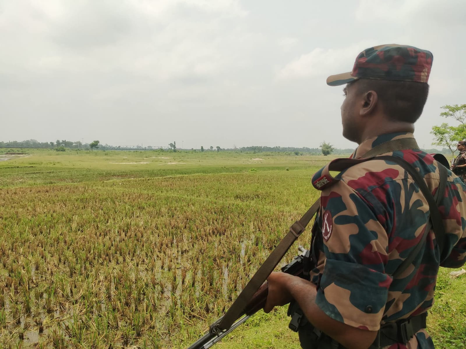 পুশইন ঠেকাতে ঠাকুরগাঁও সীমান্তে বিজিবির সঙ্গে পাহারায় গ্রামবাসী