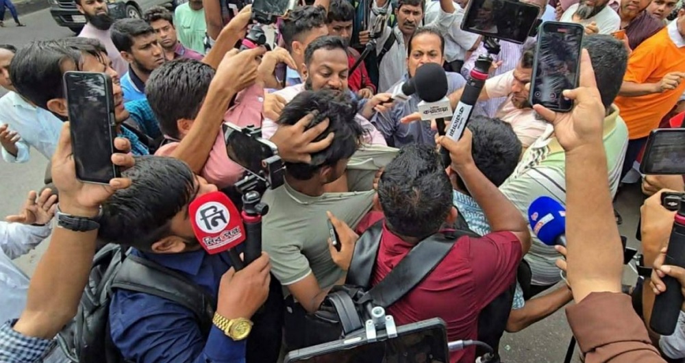 ‘আওয়ামী লীগের দোসর’ আখ্যা দিয়ে ধানমণ্ডিতে সাংবাদিককে মারধর | চ্যানেল আই অনলাইন ‘আওয়ামী লীগের দোসর’ আখ্যা দিয়ে ধানমণ্ডিতে সাংবাদিককে মারধর | চ্যানেল আই অনলাইন