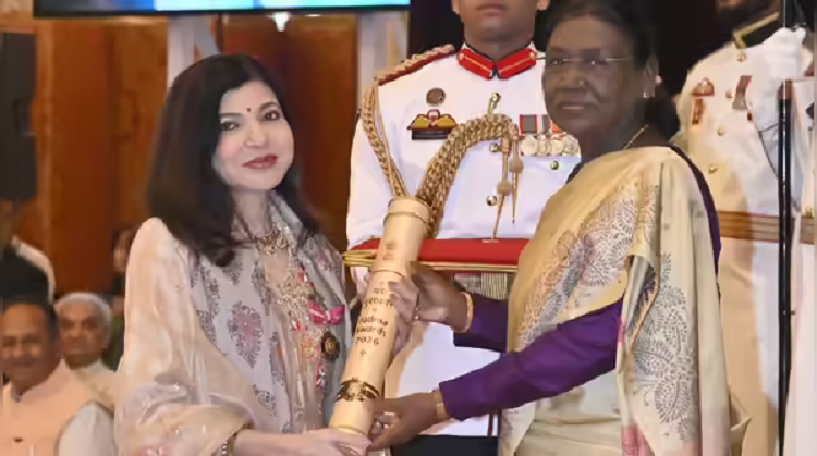 রাষ্ট্রীয় সম্মান নিতে জনসমক্ষে অলকা ইয়াগনিক, আবেগঘন পোস্ট | চ্যানেল আই অনলাইন রাষ্ট্রীয় সম্মান নিতে জনসমক্ষে অলকা ইয়াগনিক, আবেগঘন পোস্ট | চ্যানেল আই অনলাইন
