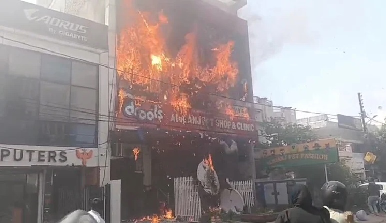ভারতের উত্তরপ্রদেশের কোচিং সেন্টারে ভয়াবহ আগুন