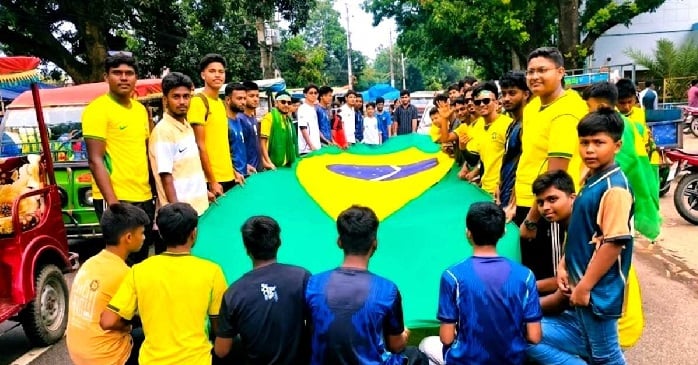 দিনাজপুরে বৃষ্টি উপেক্ষা করে ব্রাজিল সমর্থকদের বর্ণাঢ্য শোভাযাত্রা