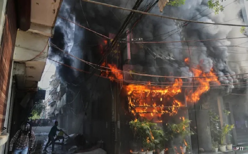 ভারতে হোটেলে ভয়াবহ অগ্নিকাণ্ডে মৃত্যুর মিছিল